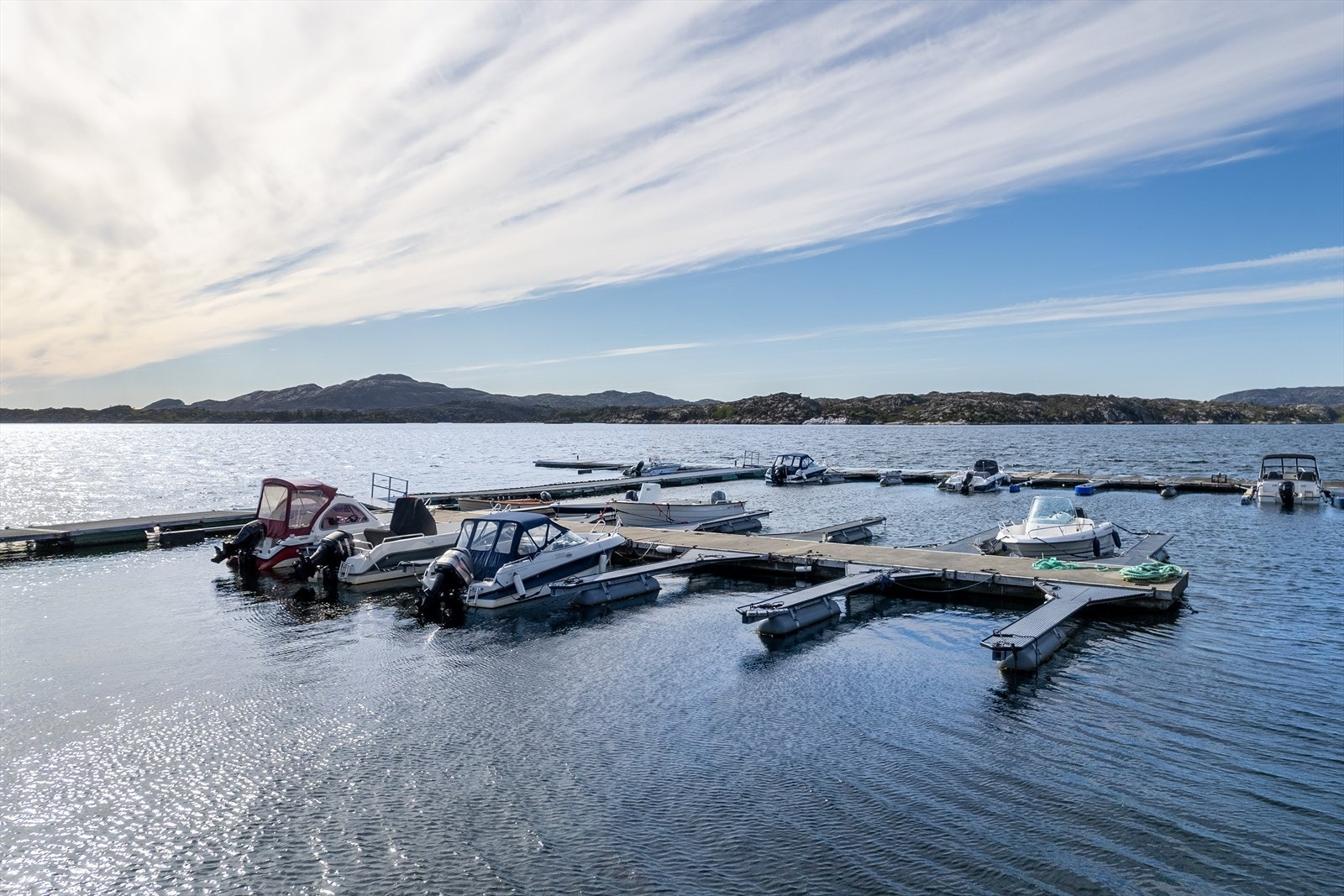 Egen båtplass medfølger og ligger kun en liten gåtur fra hytten. Galleribilde