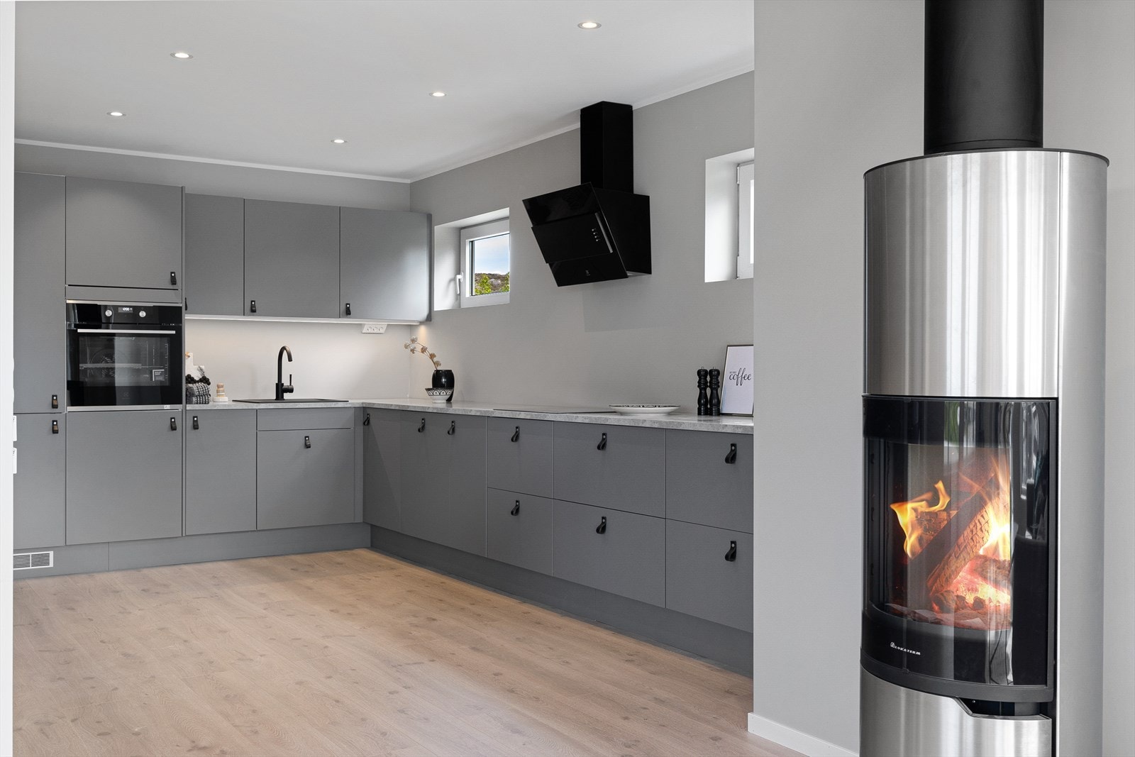 Tidløst kjøkken fra Norema i 2022 med glatte fronter i fargen Stjernøya mellomgrå og laminat benkeplate Galleribilde