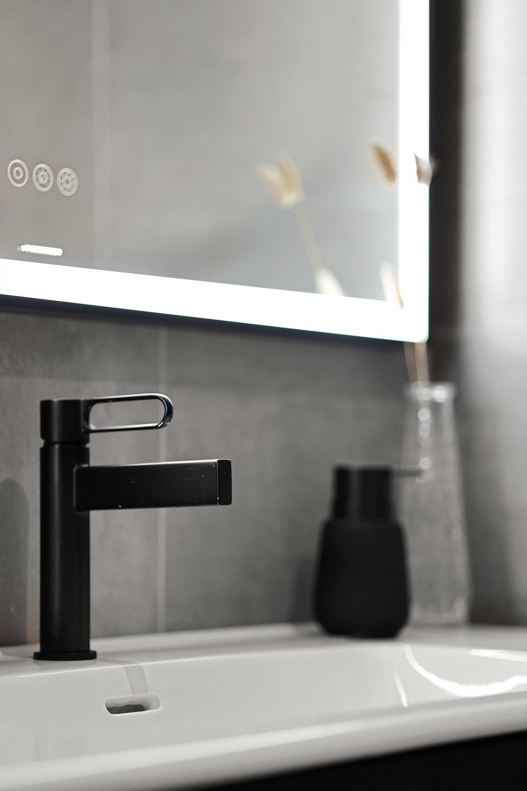 Badet har kvalitets innredning med blant annet Kebne servantkran i sort matt og Hav porselenservant i baderomsinnredet av sort matt eikefinèr. Alt nytt i 2022. Galleribilde