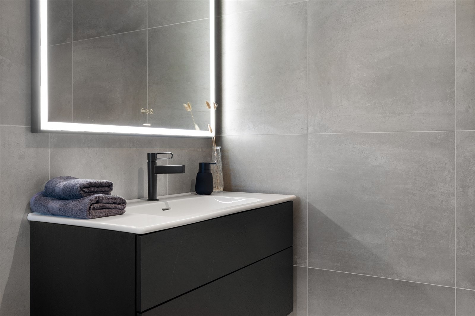 Badet har speil fra Insta med svart ramme og LED belysning. Speilet kan dimmes på styrke og fargetoner. Galleribilde