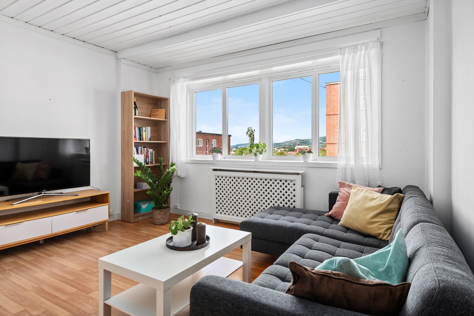 Stuen er romslig og har mange innredningsmuligheter. Galleribilde