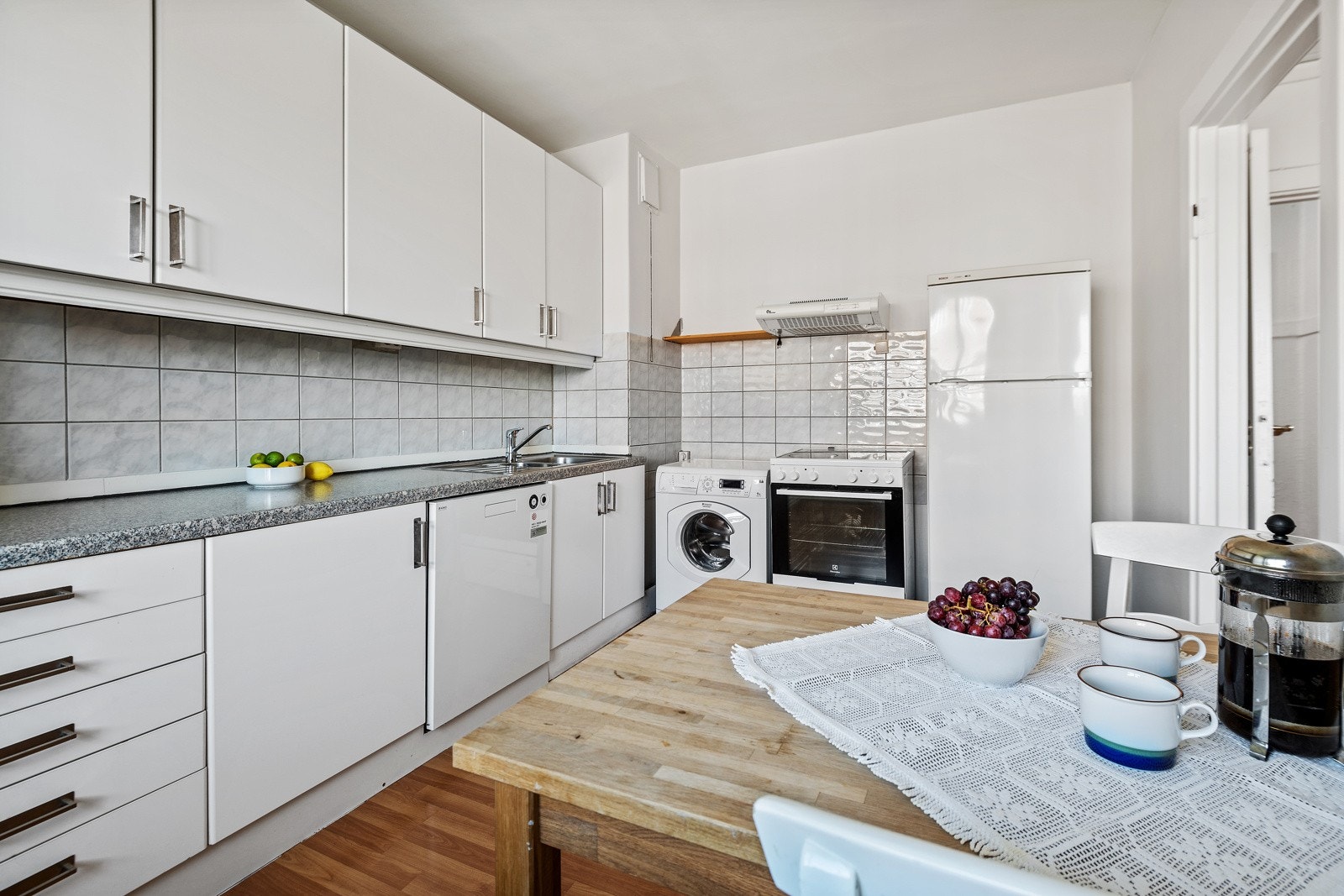 Stort separat kjøkken med plass til spiseplass. Galleribilde