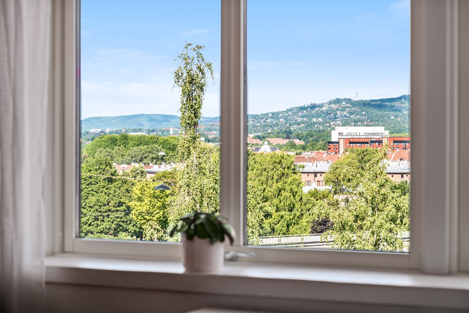 Vinduer fra 2018. Leiligheten ligger høyt og fritt med god utsikt. Galleribilde