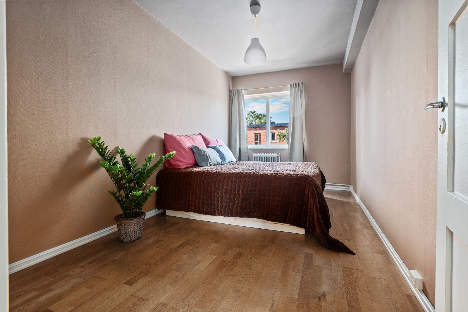 Soverommene er romslige og har plass til dobbeltseng og garderobe. Galleribilde