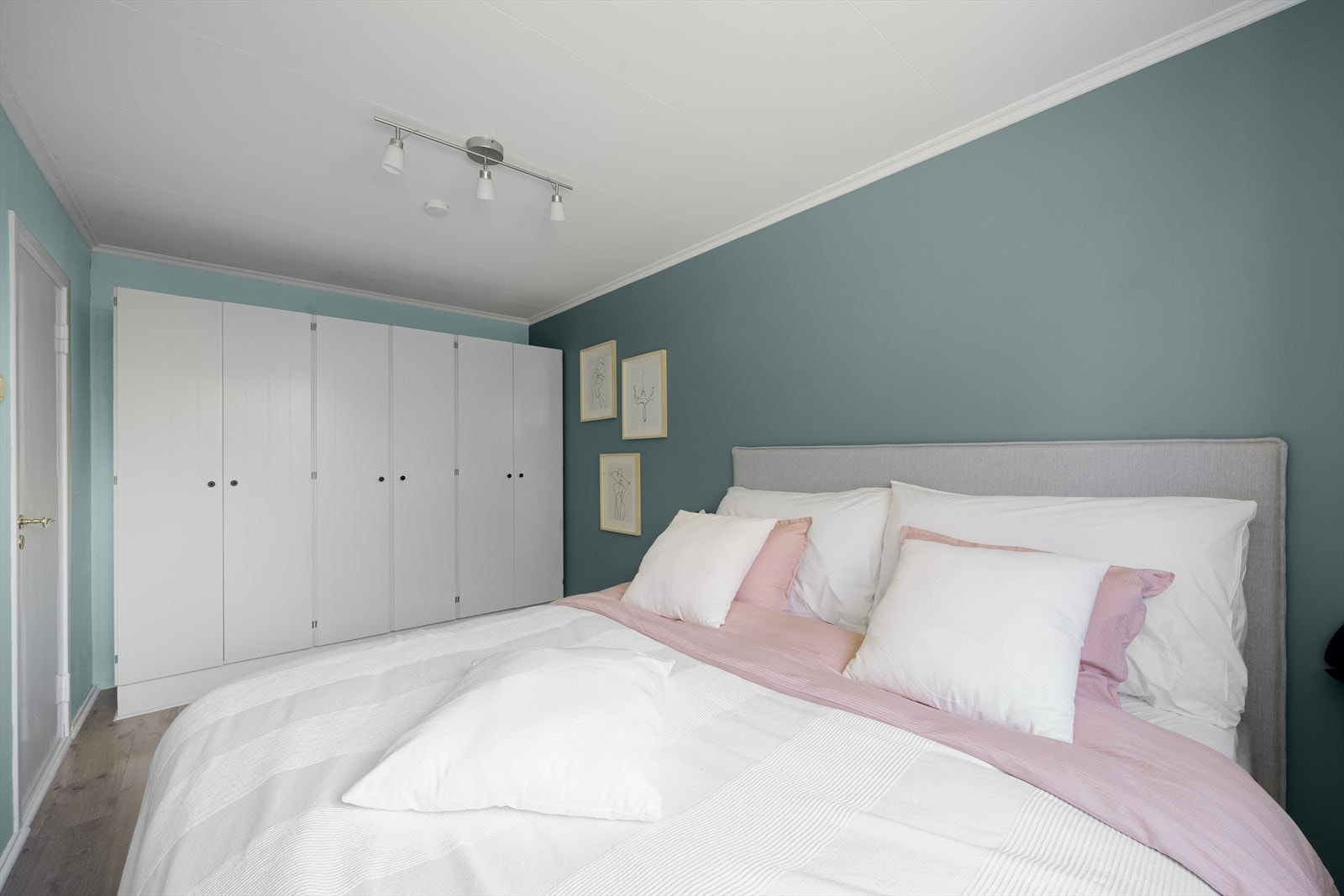 Godt med oppbevaringsplass i garderobe Galleribilde