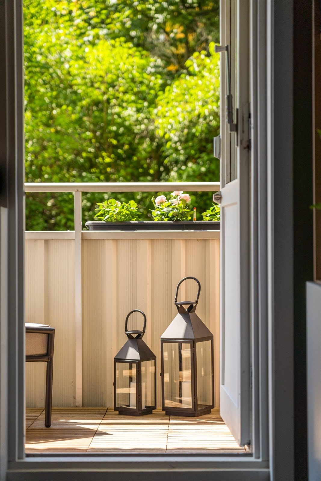 Fra stuen er det utgang til en usjenert og solrik balkong Galleribilde