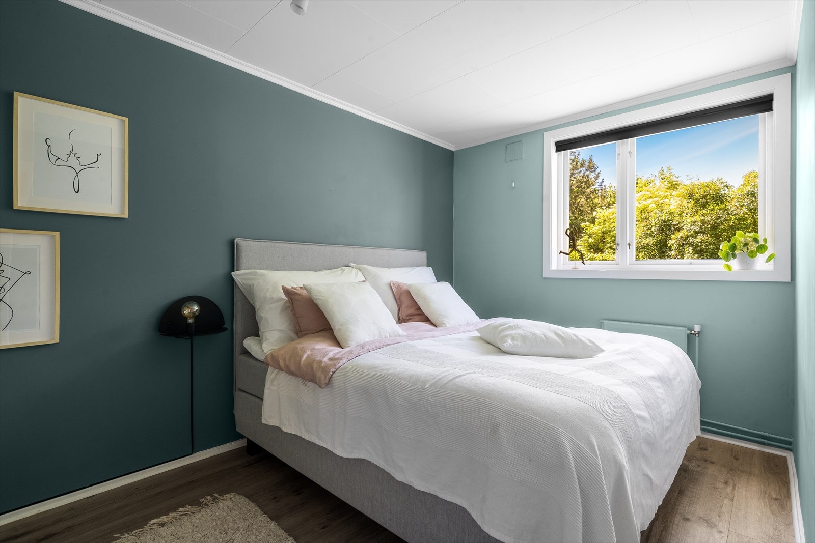 Stort og lyst soverom med god plass til dobbeltseng og nattbord Galleribilde