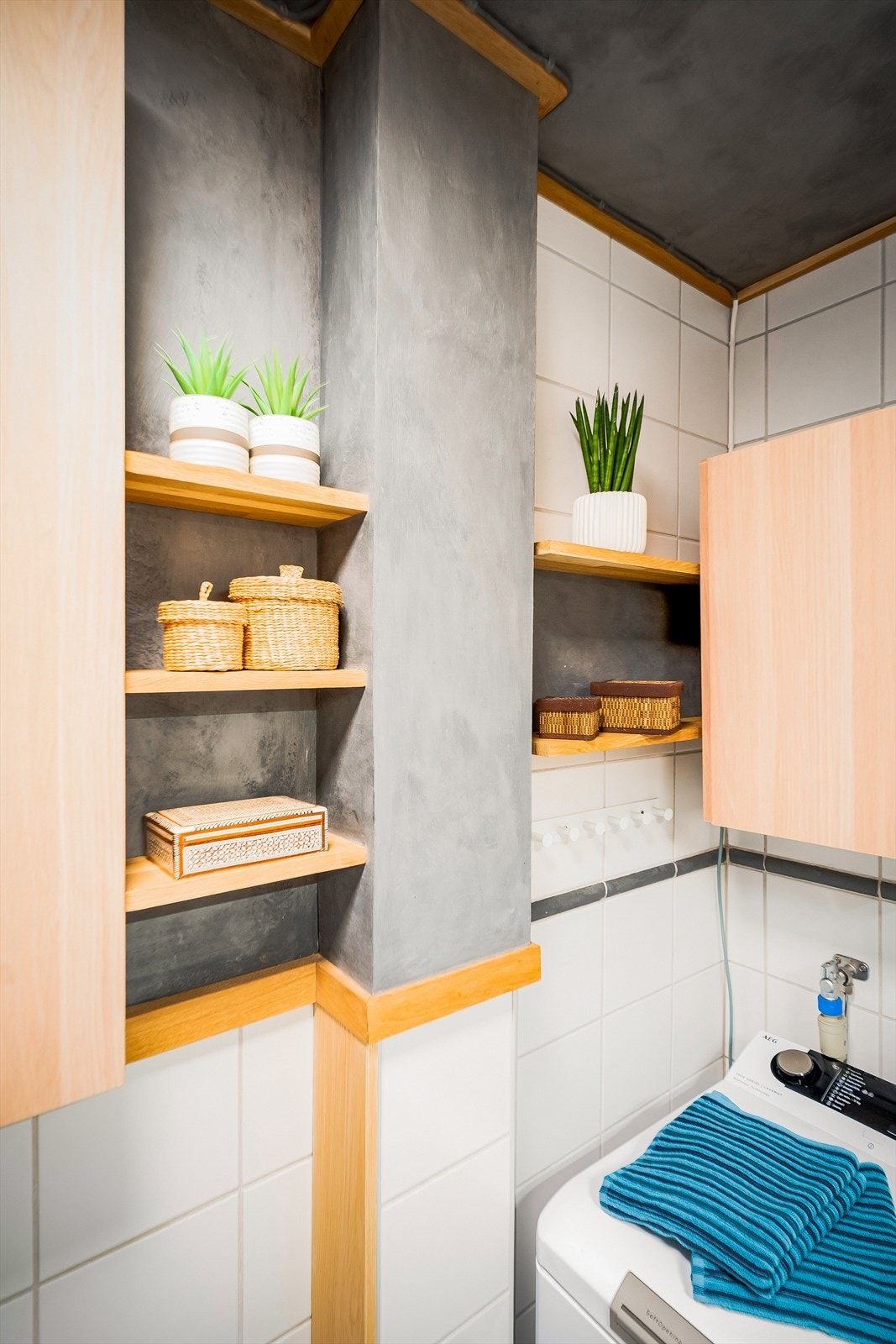 Smarte innfelte hyller utnytter rommet på en god måte Galleribilde