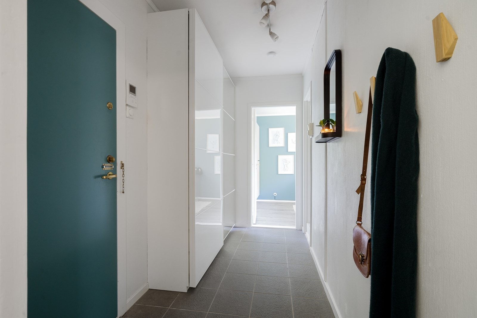 Stor entré med romslig skyvedørsgarderobe til oppbevaring Galleribilde