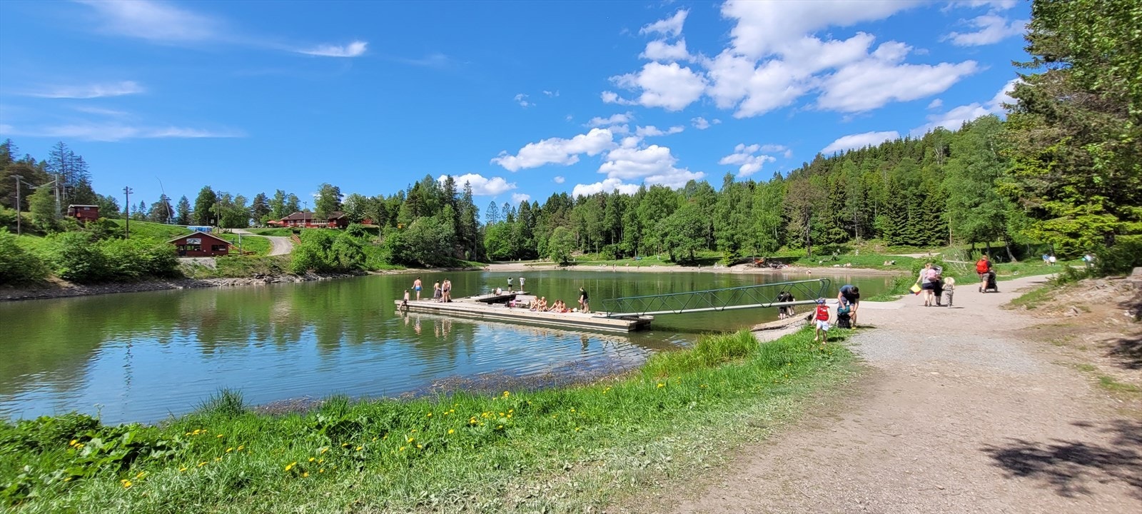Leiligheten ligger nært både mark og by. Trollvann er et populært utfartsted sommer som vinter (vinter for alpint) Galleribilde