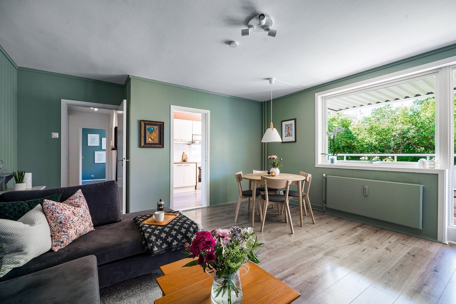 Den er romslig med god plass til sofa og spisebord Galleribilde