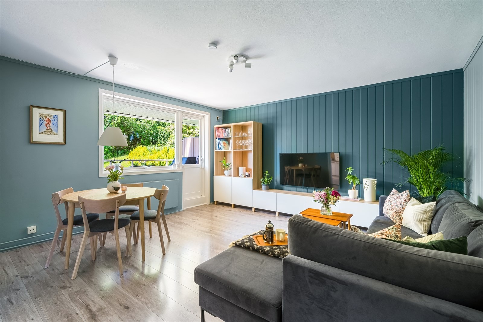 Dette er en pen og romslig 2-roms leilighet med sentral beliggenhet med kort vei til by og natur samt offentlig kommunikasjon Galleribilde