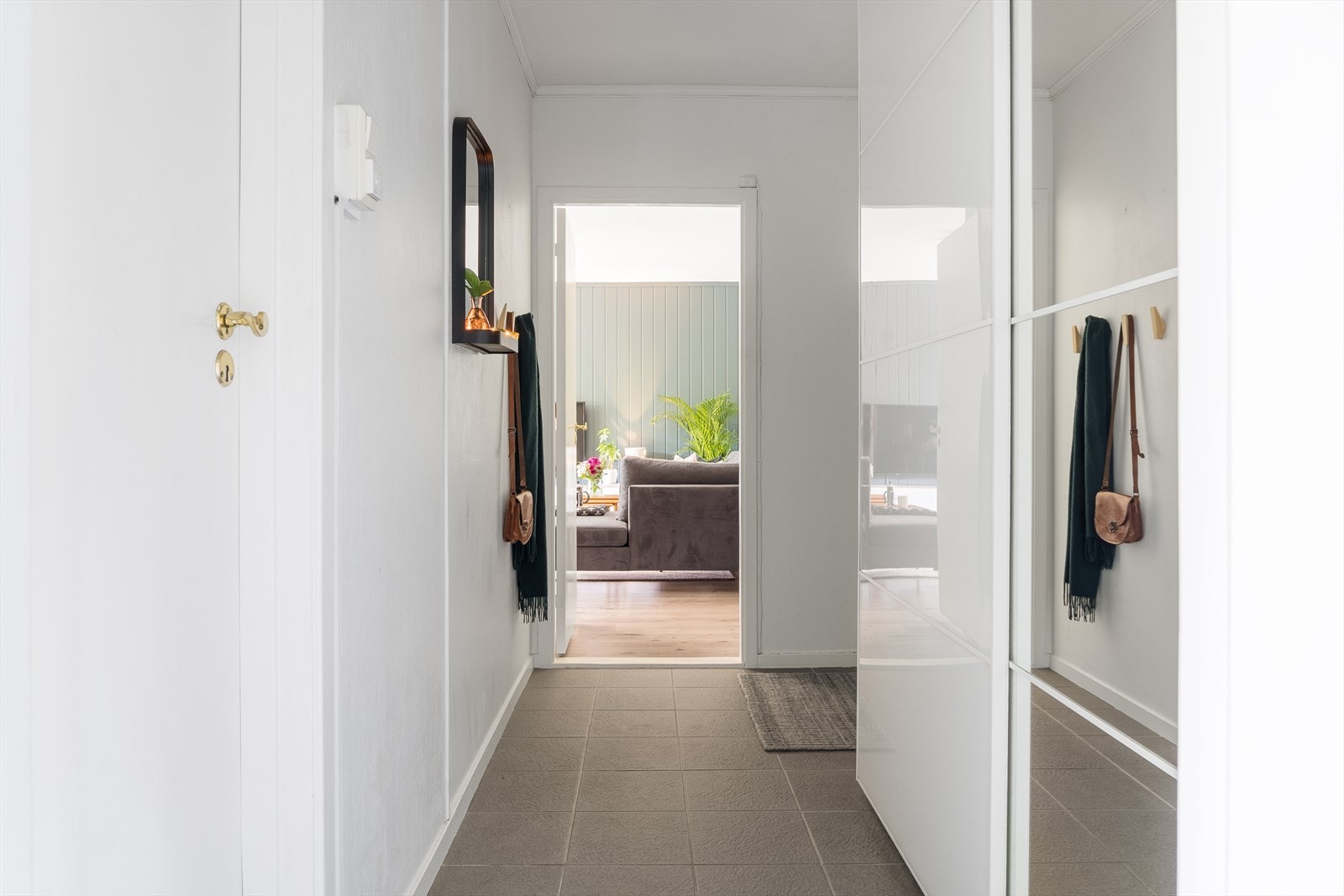 Gangen har fliser på gulv Galleribilde