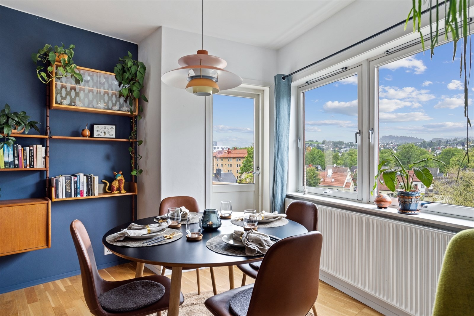 Inneholder entré/gang, kjøkken, stue med utgang til balkong, flislagt bad samt 2 romslige soverom. Galleribilde