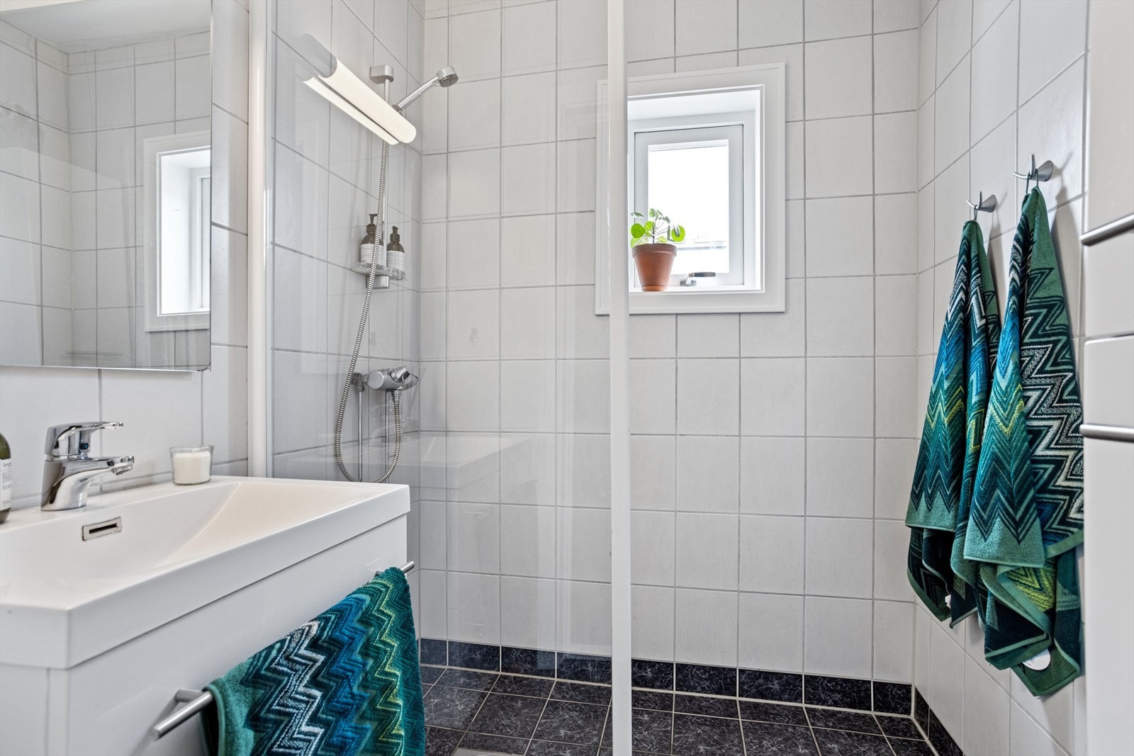 Flislagt baderom fra 2004. I 2019 ble det satt inn nytt høyskap, servanstskap, speil med lampe og nye silikonfuger. Galleribilde