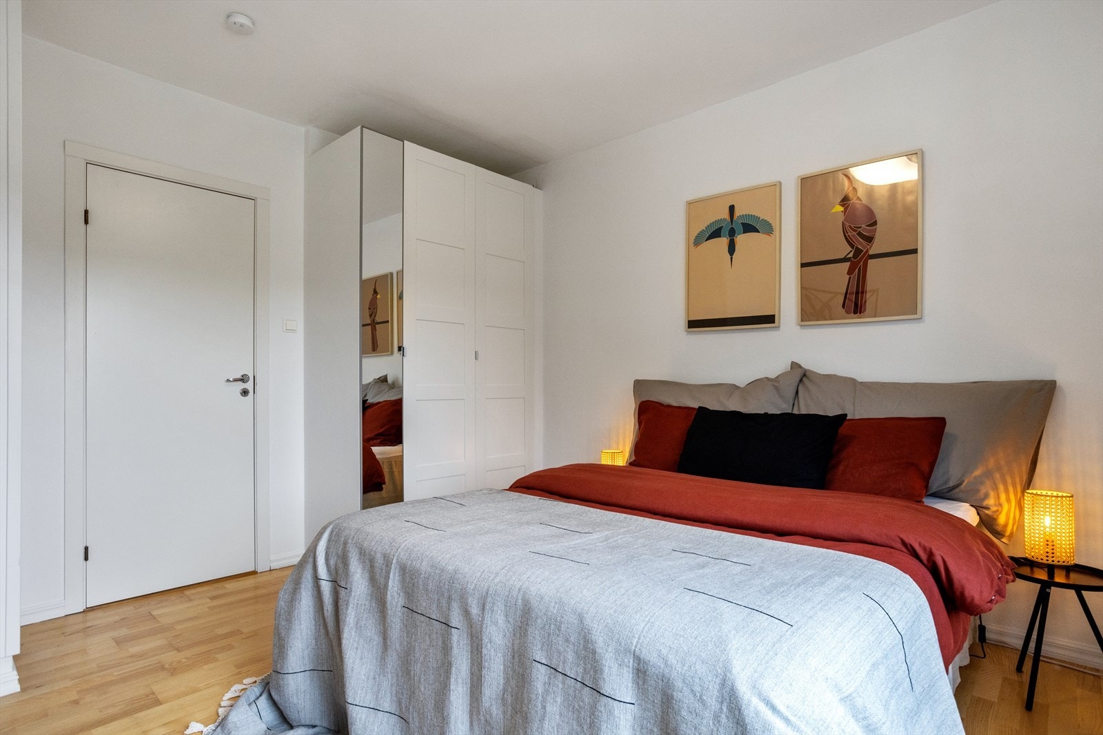 To romslige soverom på hhv. 13,8 og 13,2 m². Galleribilde