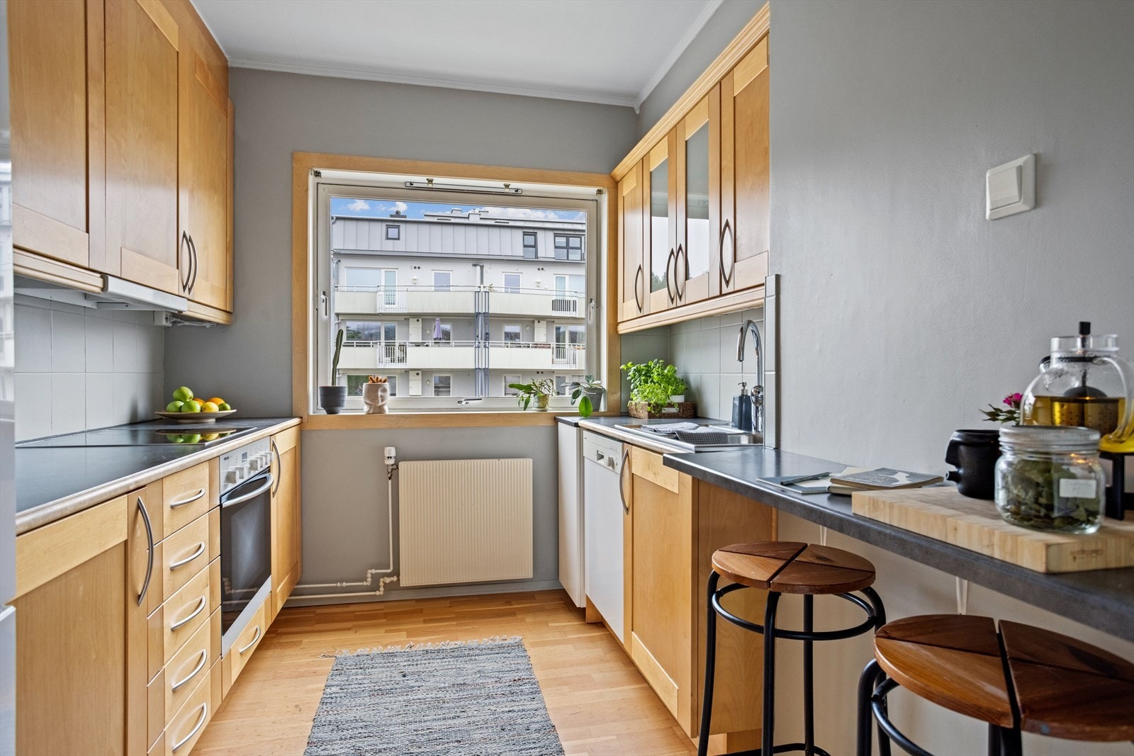 Kjøkkenet har godt med skap- og benkeplass. Galleribilde