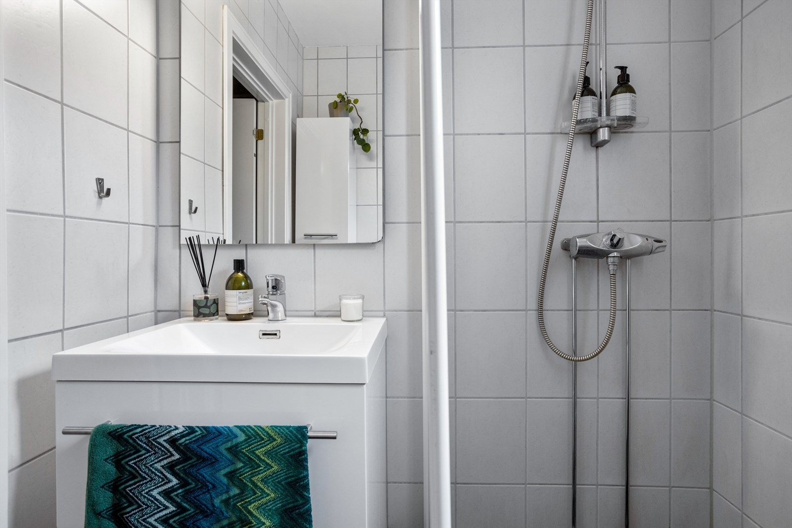 Det er opplegg for vaskemaskin på kjøkkenet og fellesvaskeri i kjelleren. Galleribilde