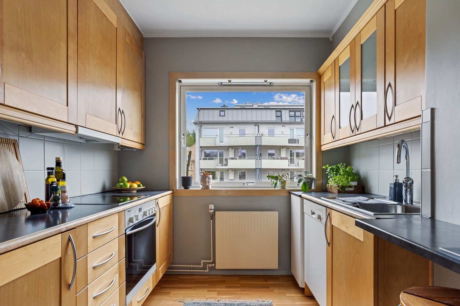 Kjøkkeninnredningen er fra 2004 og inneholder integrerte hvitevarer som platetopp, stekeovn og ventilator. Galleribilde