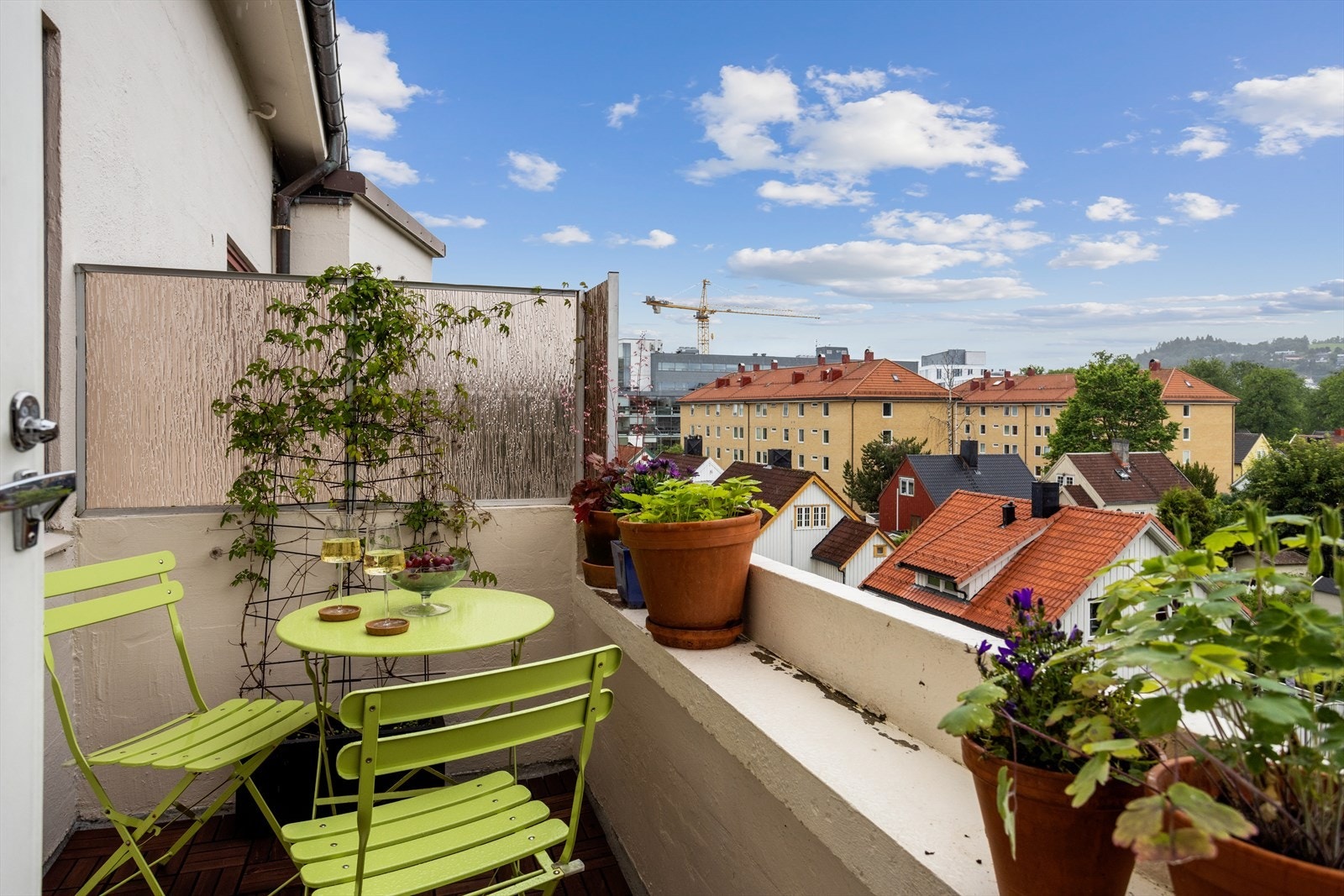 Vestvendt balkong med lang solgang og utsikt. Galleribilde