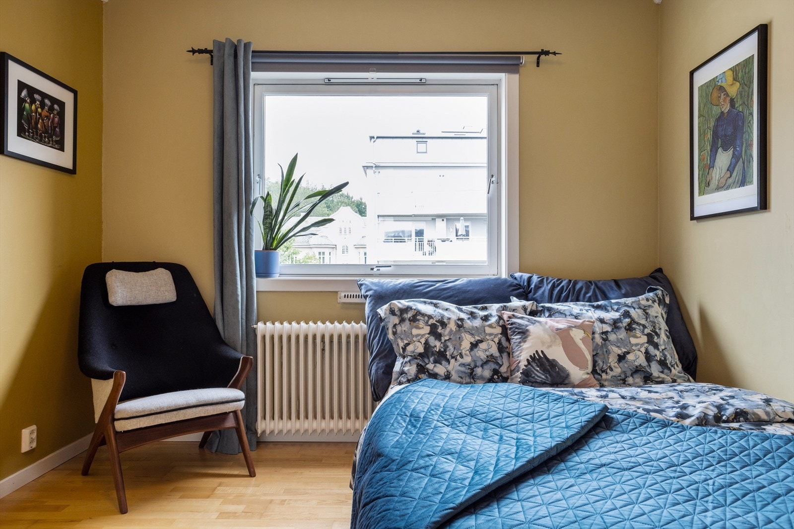 Rommet er malt i freshe og tidsriktige farger. Galleribilde