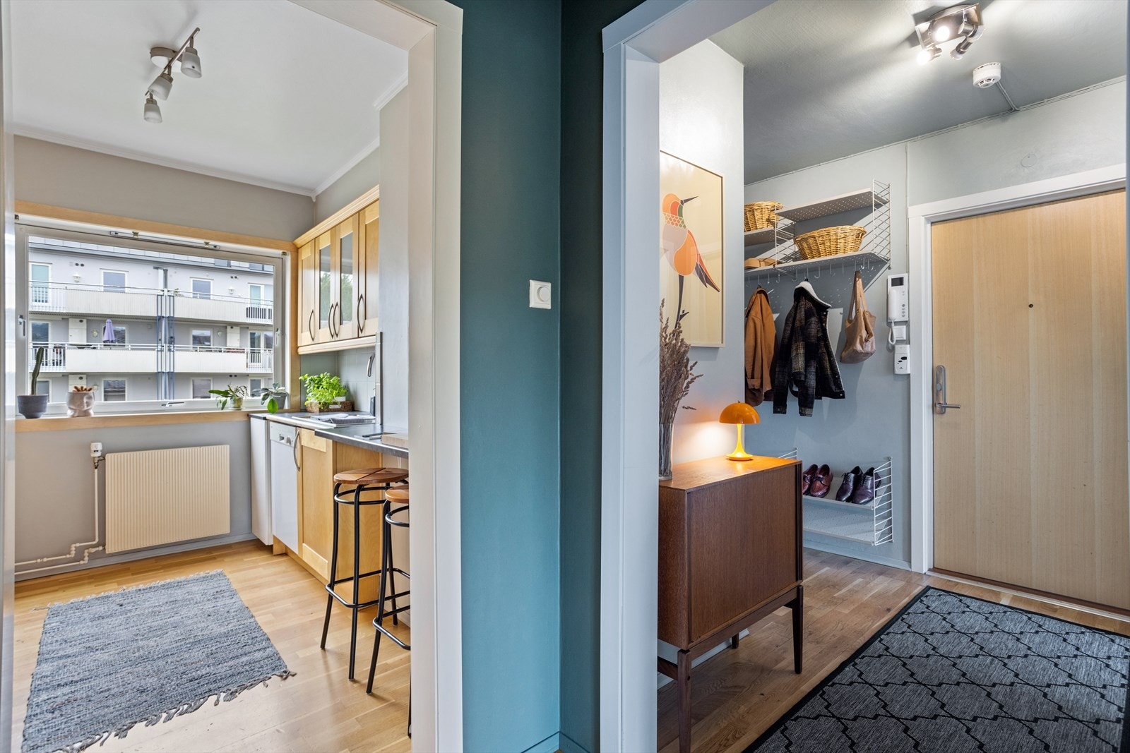 God plass til å henge fra seg yttertøy og plassere sko i gangen. Galleribilde