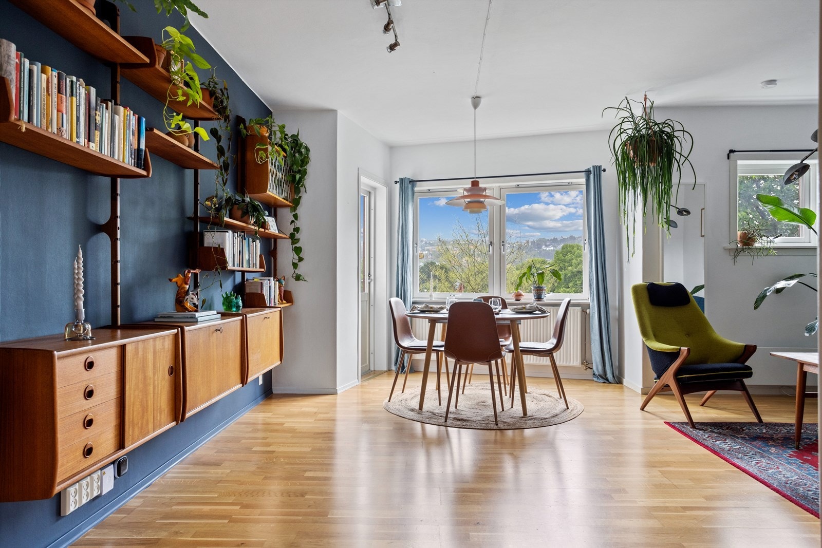 Leiligheten har godt med lagringsplass med to store boder i bygget. Galleribilde