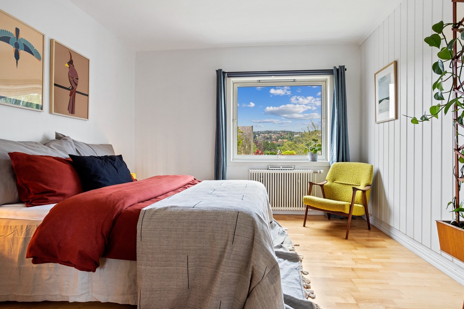 Begge soverommene har god plass til seng, garderobeløsning og et skrivebord. Galleribilde