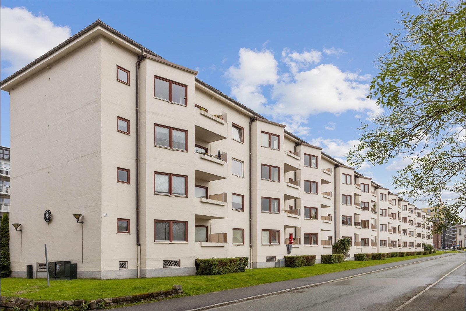 Beliggenheten har et meget godt utgangspunkt for bruk av offentlig kommunikasjon med hyppige bussavganger inn og ut av byen, og til byens studiesteder. Har også god tilgang til flybuss. Galleribilde