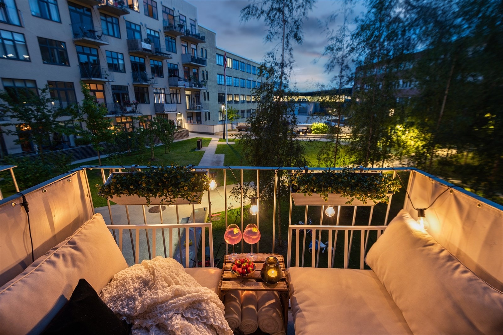 Balkong | Her er det god plass til flott sittegruppe hvor man kan nyte naturskjønne omgivelser Galleribilde