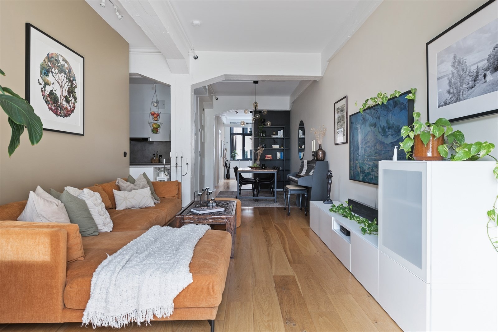 Stue og spisestue | Den gode planløsningen gjør det enkelt å møblere med både sofaløsning, spisebordsløsning og tilhørende møblement. Galleribilde