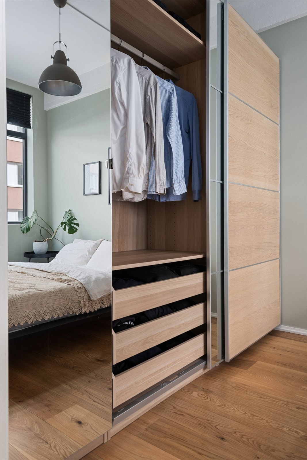 Hovedsoverom | Hovedsoverommet har praktisk garderobeskap med god innredning. Galleribilde