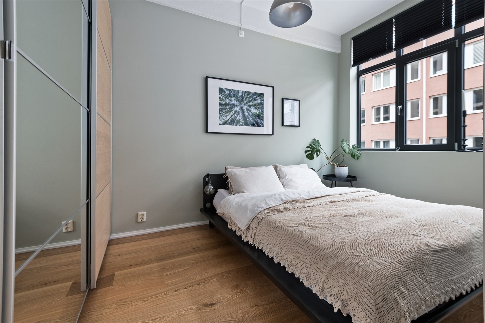 Hovedsoverom | Hovedsoverommet er av god størrelse med god plass til dobbeltseng og tilhørende møblement. Galleribilde