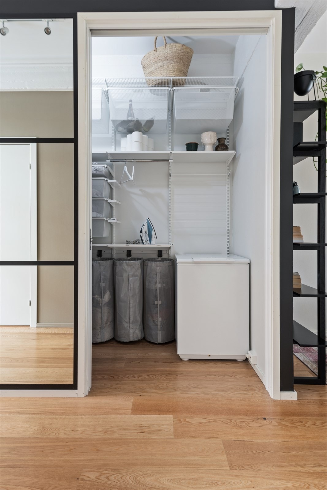 Oppbevaring | Praktisk innvendig bod/omkledningsrom. Galleribilde