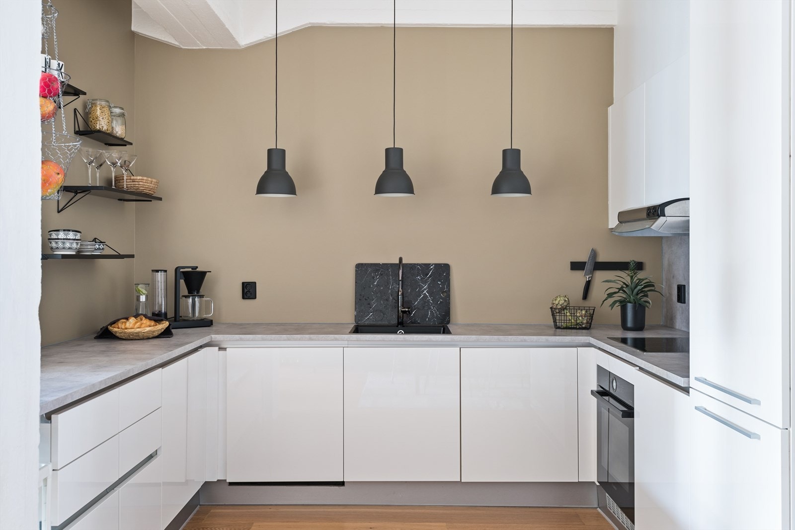 Kjøkken | Flott moderne og oppgradert kjøkken med integrerte hvitevarer som komfyr, induksjonstopp, integret kjøl/frys og oppvaskmaskin. Galleribilde