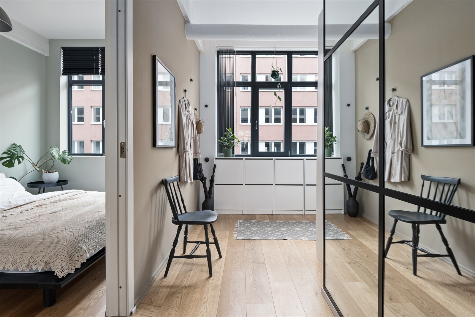 Nåværende eier har montert spesialtilpasset industrispeil med lekre detaljer i gang. Galleribilde