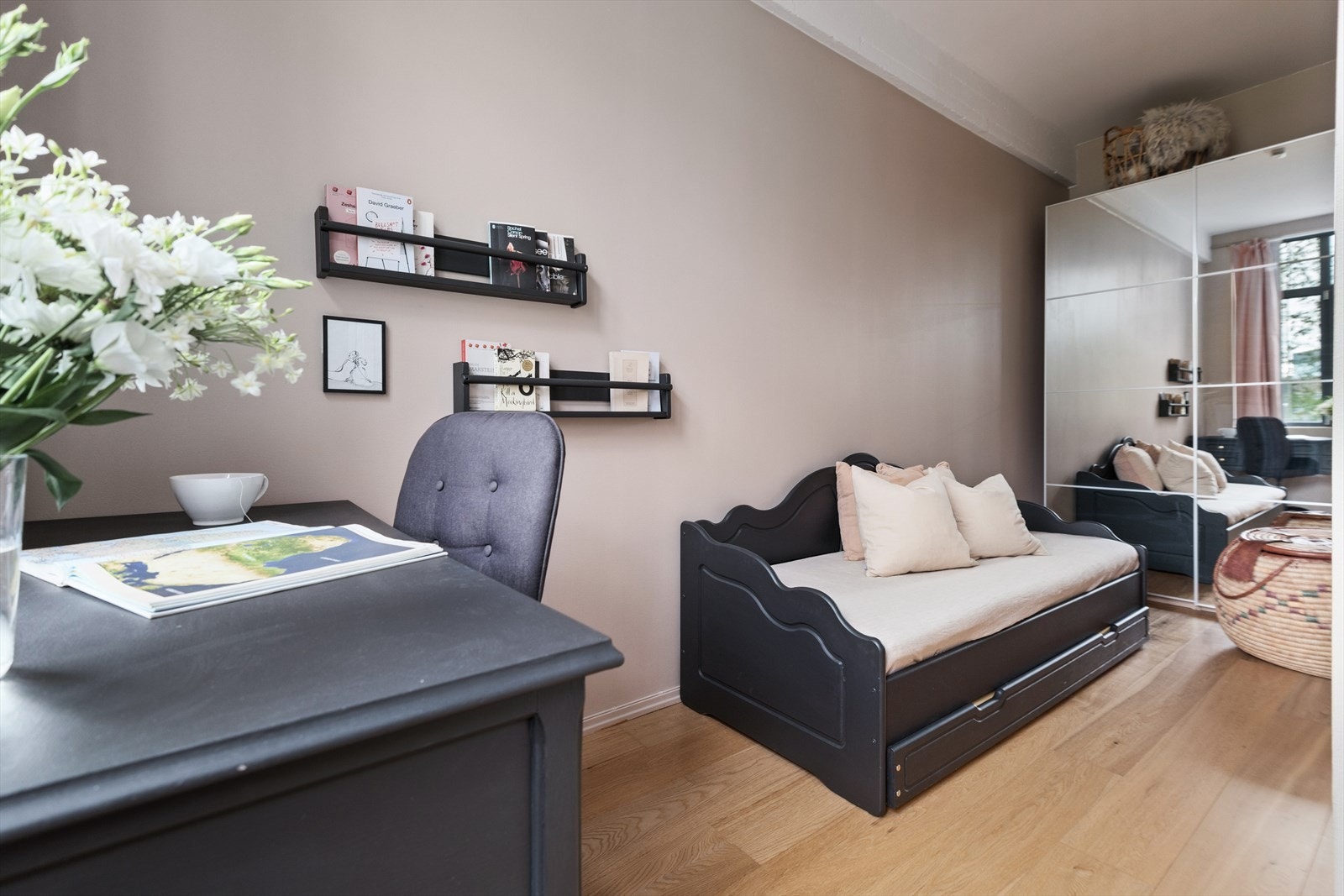 Soverom II | Det andre soverommet passer perfekt som enten soverom, kontor, gjesterom, barnerom eller hobbyrom. Galleribilde