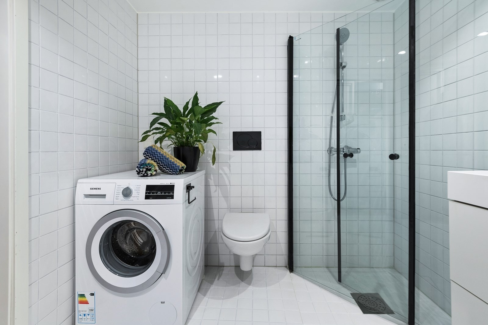 Baderom | Lekre svarte detaljer som har blitt oppgradert av nåværende eier. Galleribilde