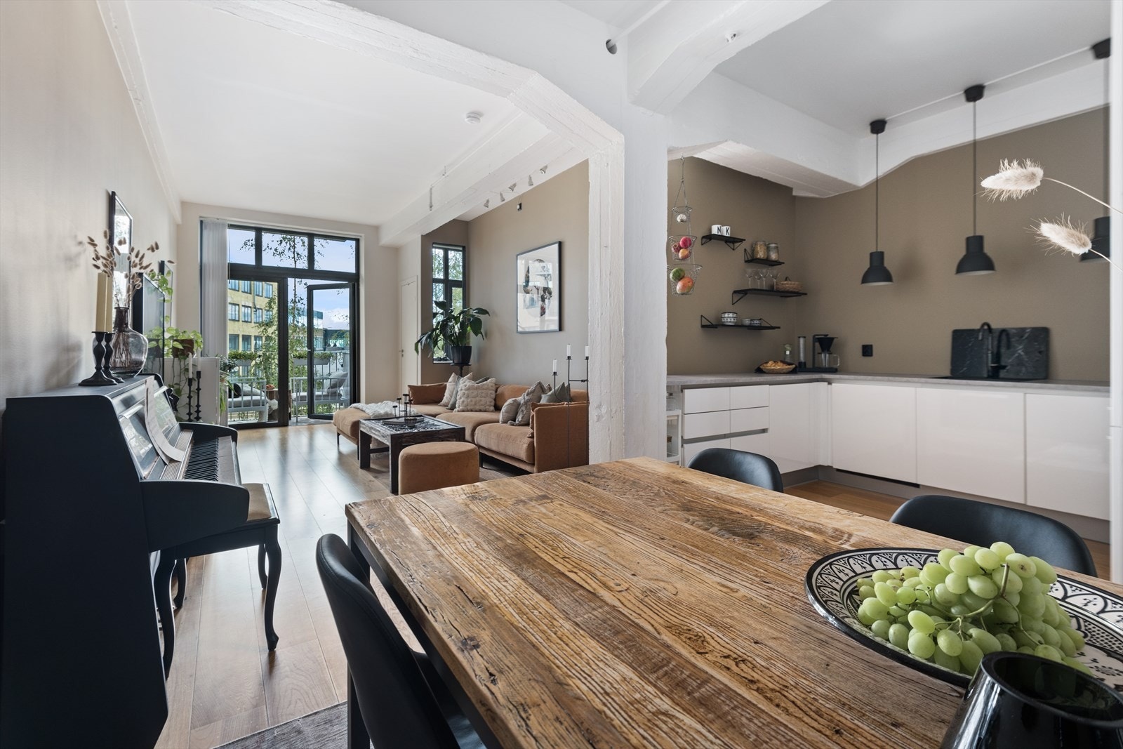 Kjøkken | Innvendig har leiligheten en flott åpen kjøkken-stueløsning. Kvaliteter som 3 meter takhøyde skaper en luftig atmosfære. Galleribilde