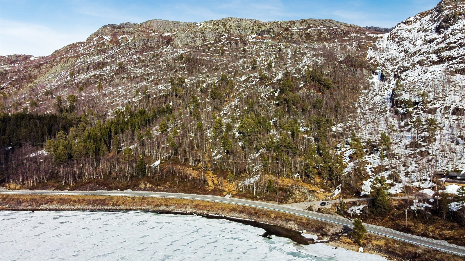 Hartoll Hyttegrend midt i bildet til venstre for veien. Galleribilde
