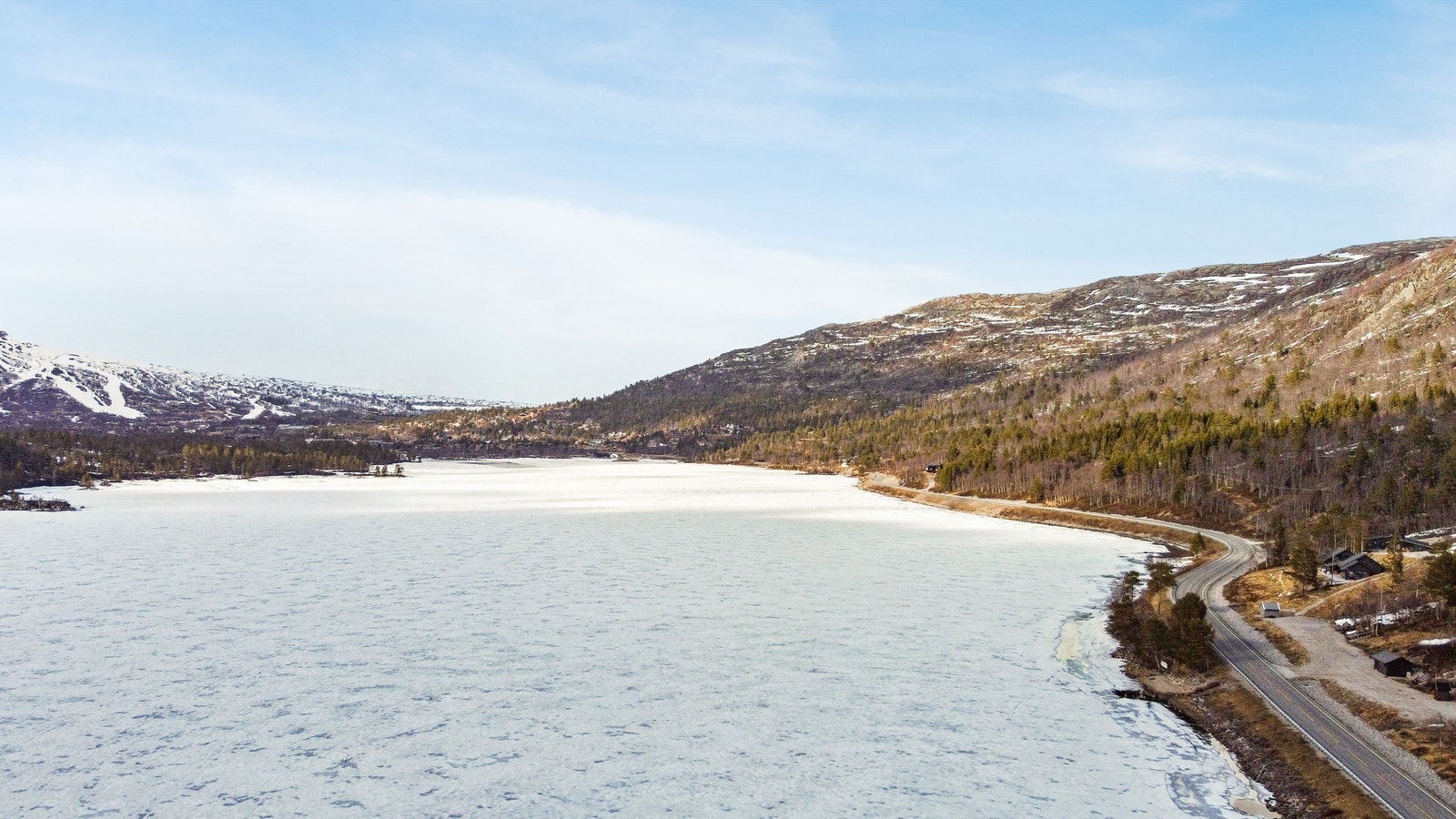Hartoll Hyttegrend ligger i gåavstand til Hovden sentrum. Kort vei ned til Hartevann. Solrikt. Galleribilde