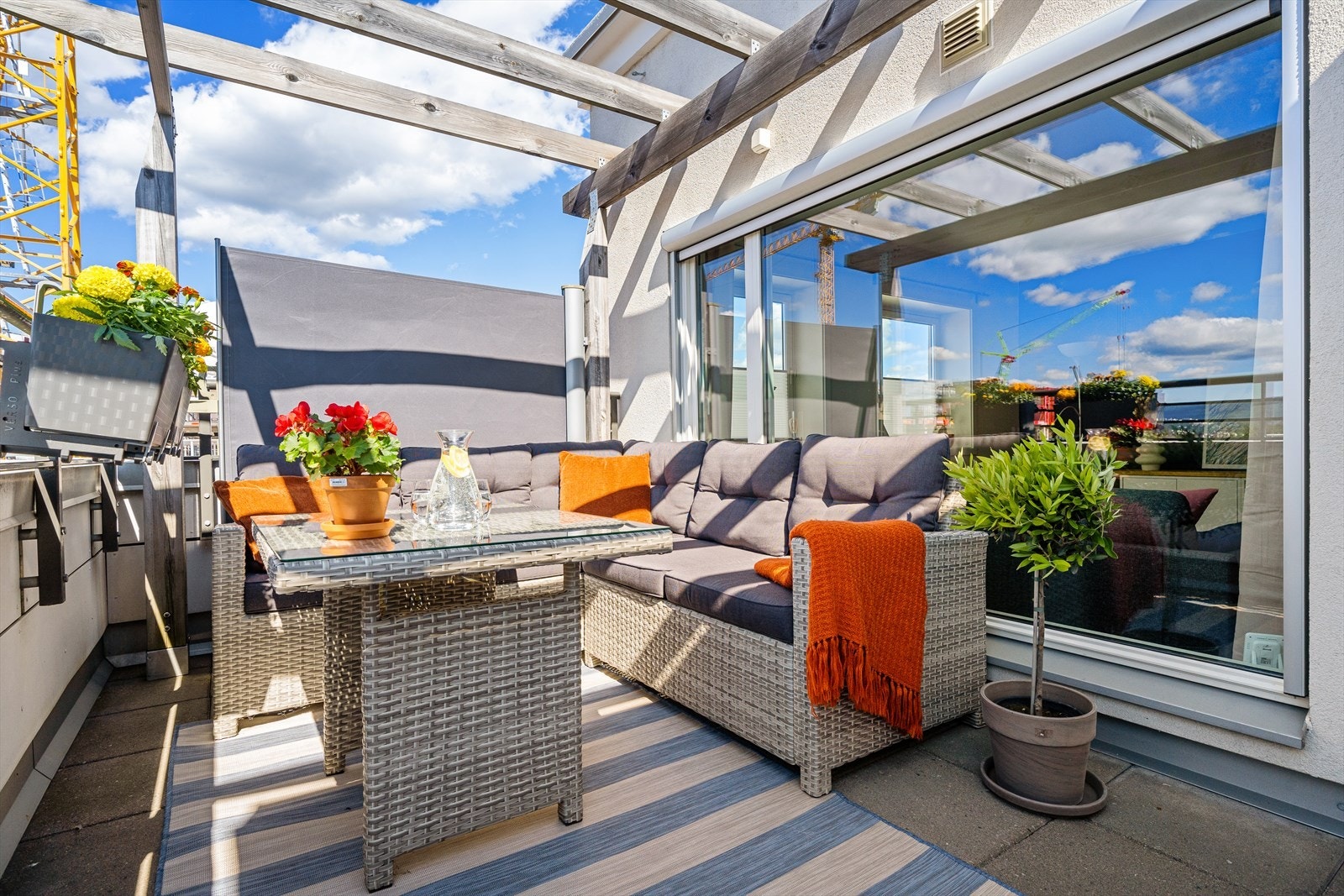 Fantastisk og privat terrasse. Dette er en solfylt terrasse på ca. 11,5 kvm som har god plass til grill, utemøblement og planter. Selger opplyser om sol fra ca. kl. 1300 til solnedgang sommertid Galleribilde