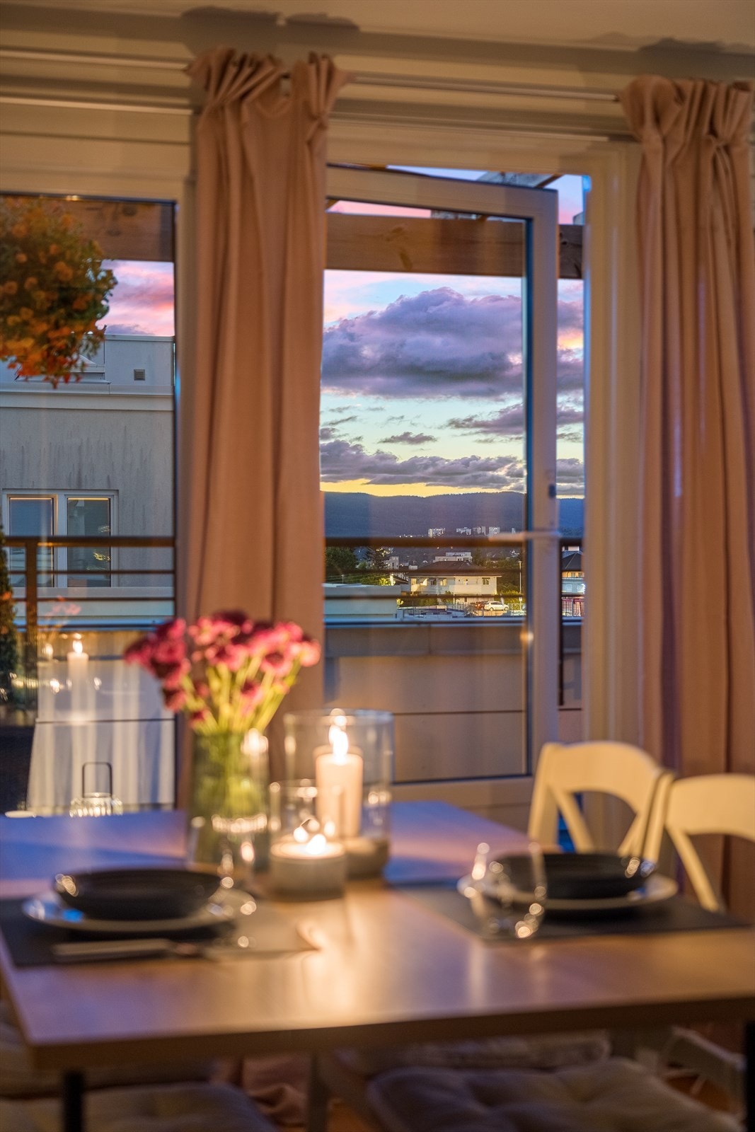 Fra stuen er det utgang til en fantastisk terrasse Galleribilde