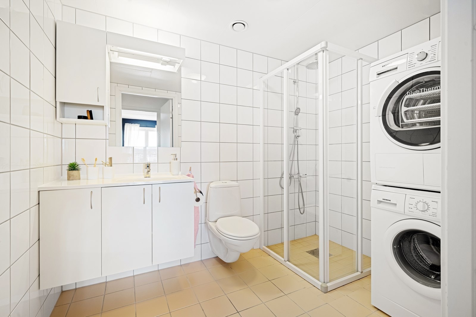 Moderne og flislagt baderom med gulvvarme og dusjhjørne Galleribilde