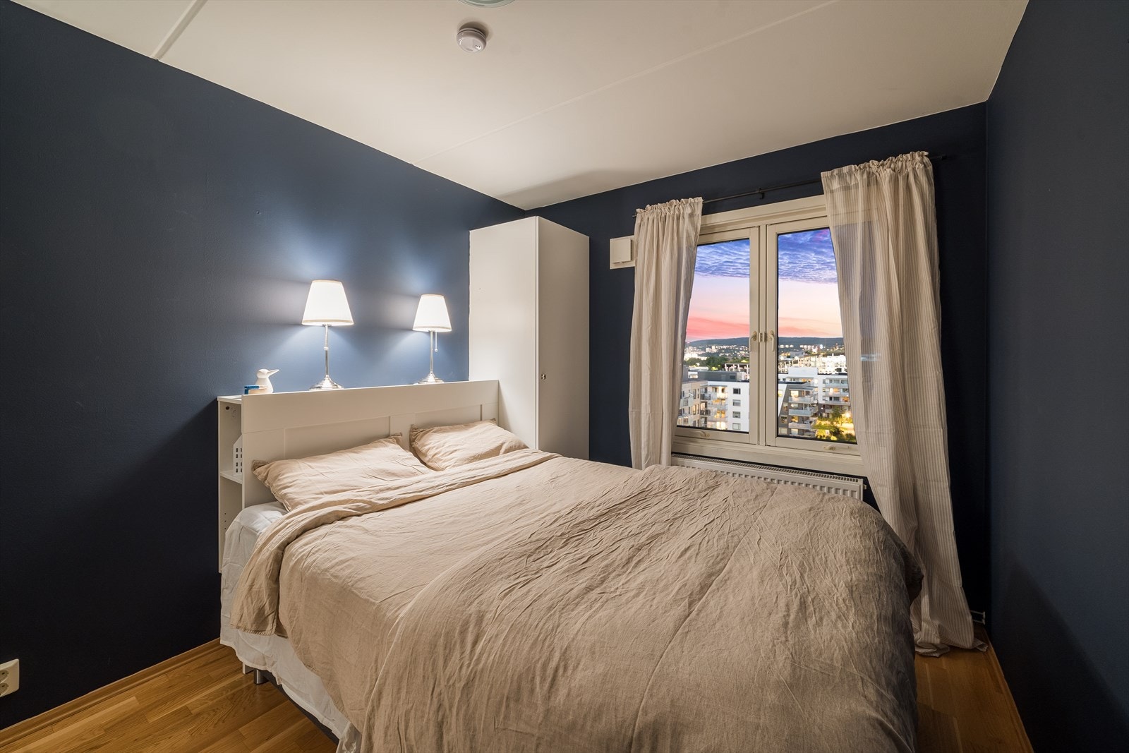 Lunt og fint soverom med god plass til dobbeltseng Galleribilde