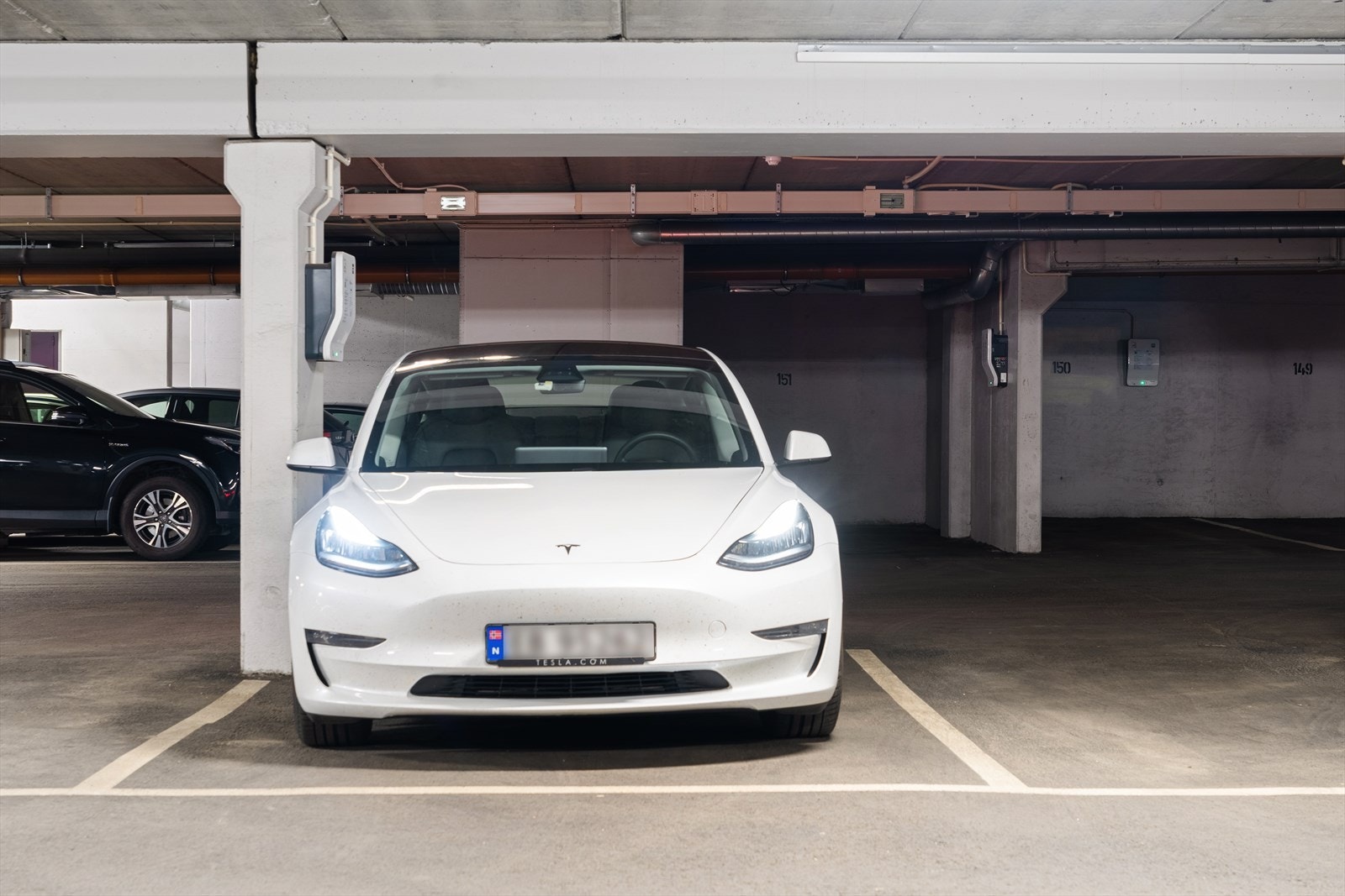 Parkeringsplass nr. 163 med ladeboks til EL-bil i lukket garasjeanlegg medfølger Galleribilde