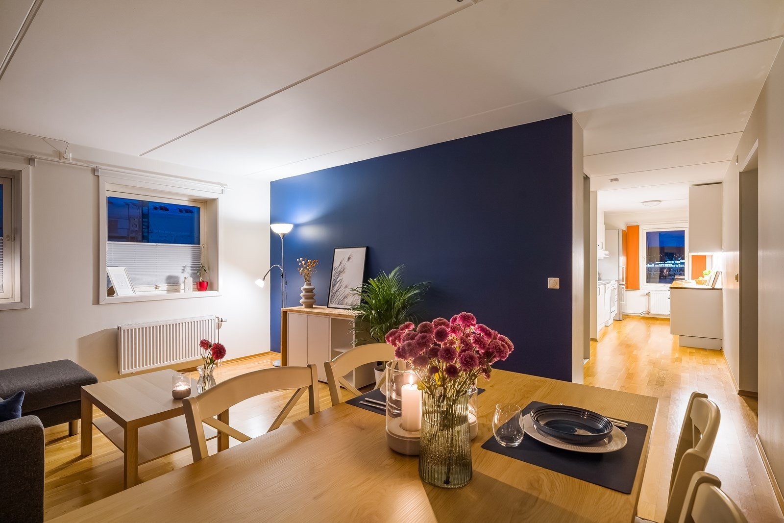 Utformingen av stuen gjør det enkelt å innrede med sofa og spisebord Galleribilde