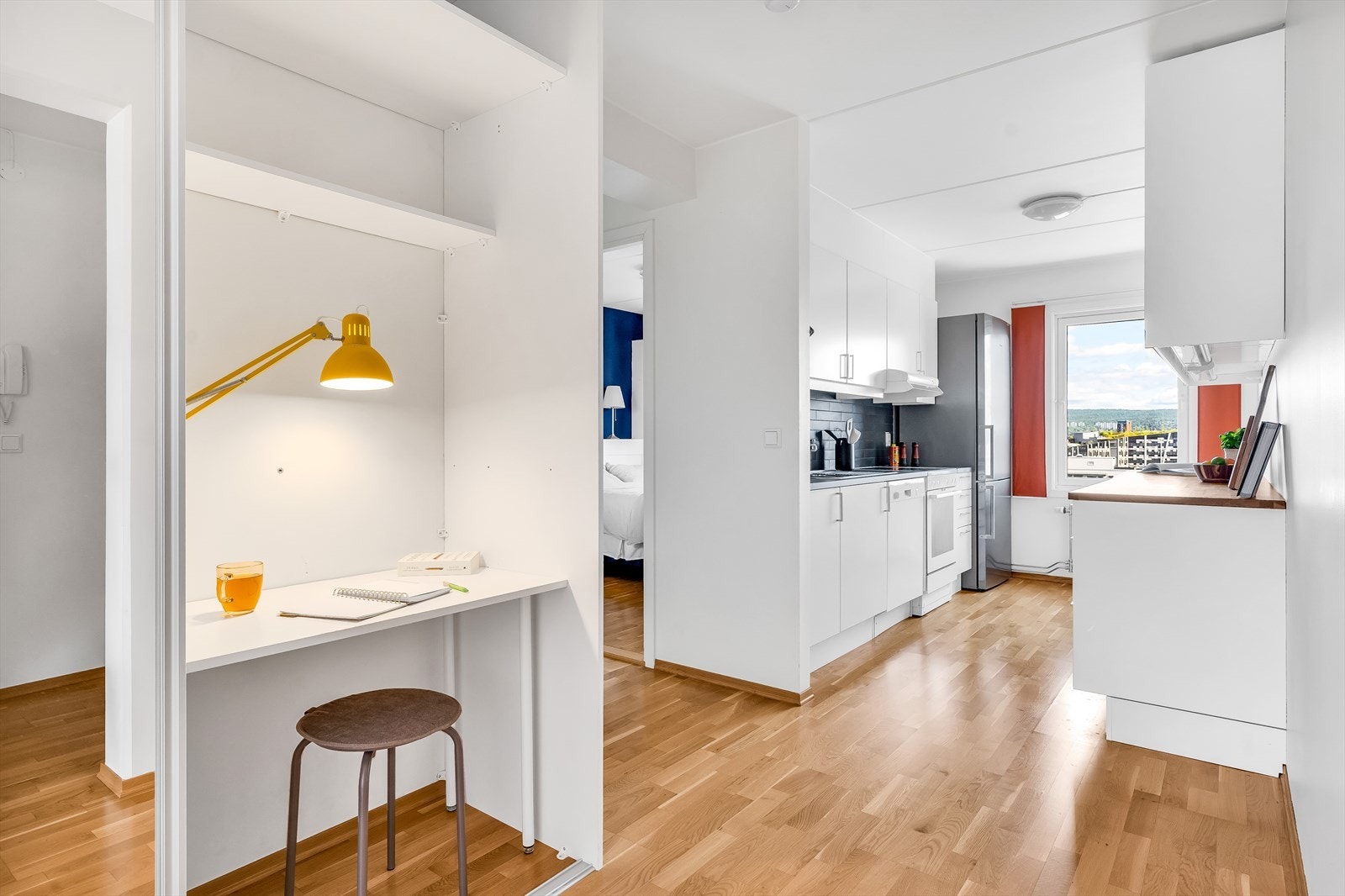 Innenfor entréen er det en smart mellomgang med plass til kontornisje og oppbevaring (skyvedør) Galleribilde