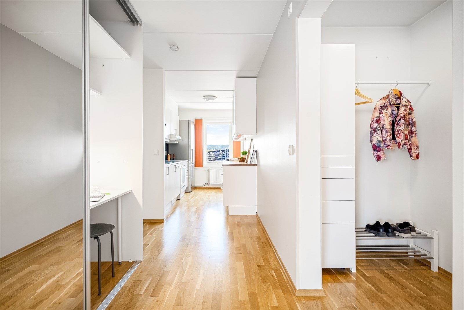 I entréen er det montert garderobeskap og stang til oppheng Galleribilde