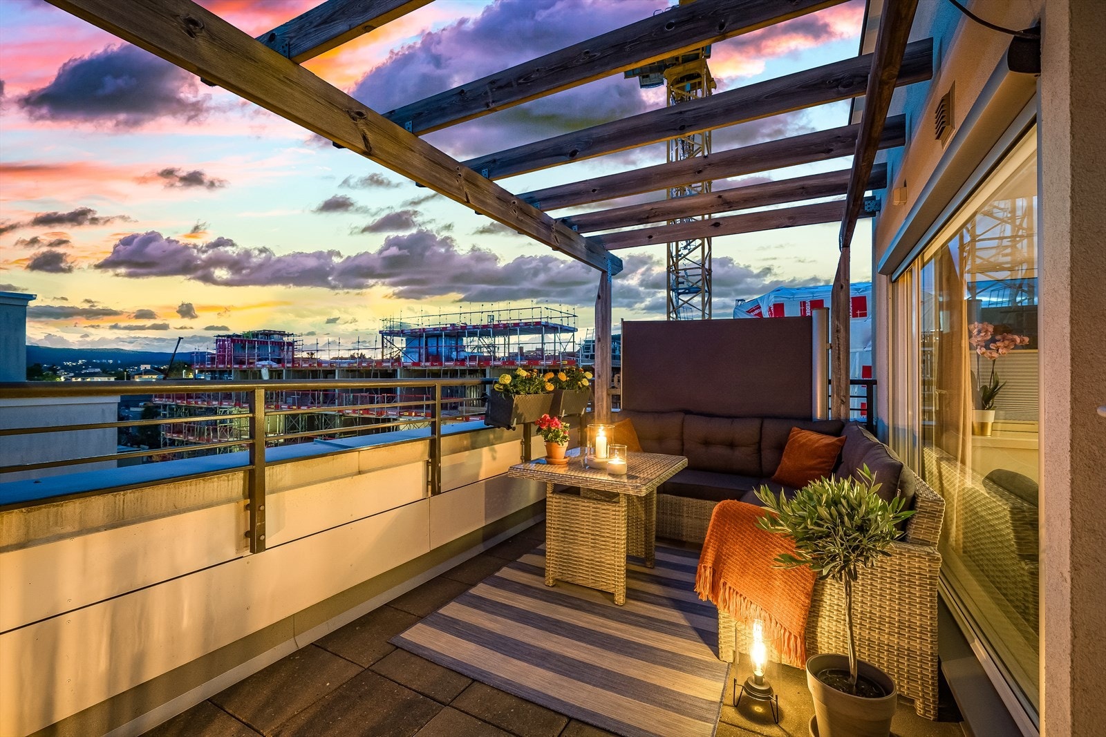 Prosjektet Løren Botaniske føres opp ved siden av blokken og er kommet langt, men vil ikke ta noe sol Galleribilde